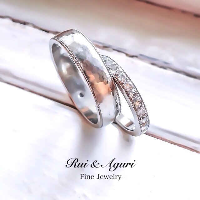 誕生石とダイヤモンド、ミル打ち技法、ミルグレインのプラチナのハーフエタニティー結婚指輪 Rui & Aguri Fine Jewelry