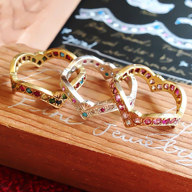 色鮮やかな宝石が留まる王冠型のゴールドの結婚指輪と婚約指輪 Rui & Aguri Fine Jewelry